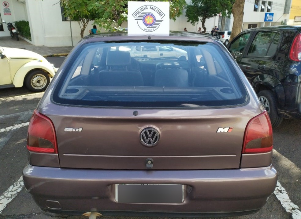 Câmeras registraram o furto do veículo, que foi localizado e devolvido ao dono — Foto: Polícia Militar