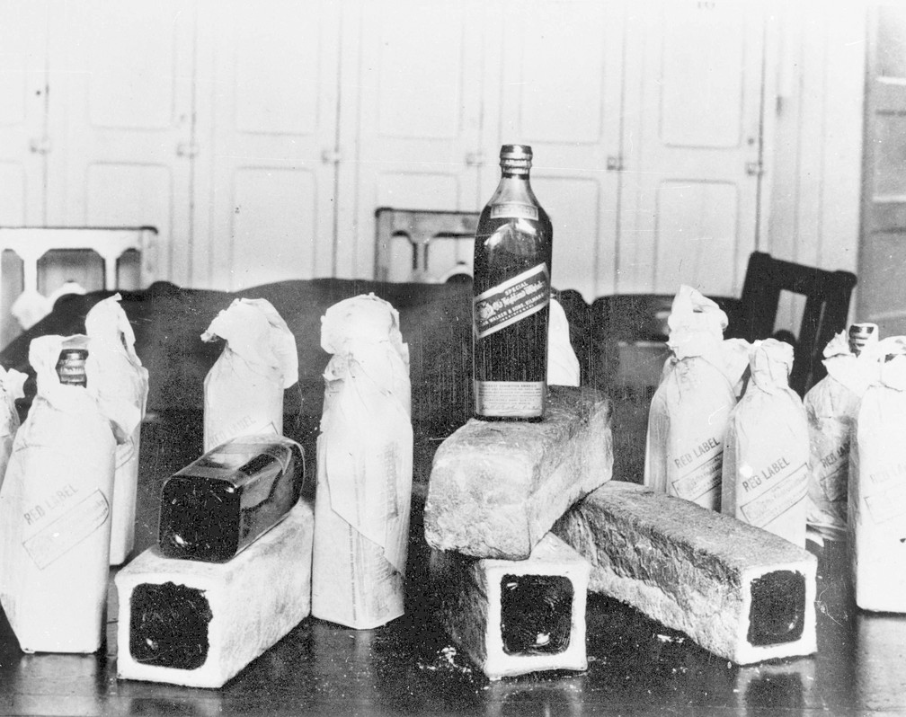 Garrafas de uísque escocês traficadas dentro de pães de forma, em foto de 12 de junho de 1924 — Foto: AP Photo, File