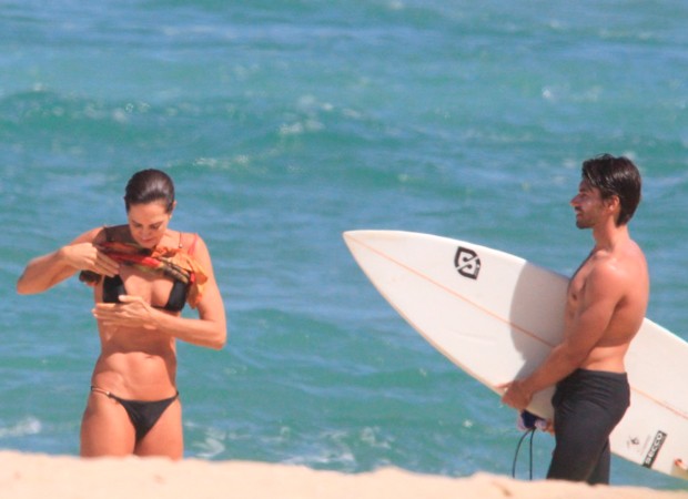Fernanda Venturini pega a praia Na Zona sul do Rio (Foto: Agnews)