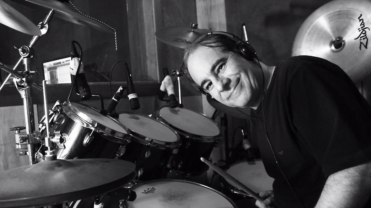 Baterista Alfredo Dias Gomes celebra 25 anos de carreira solo com o
