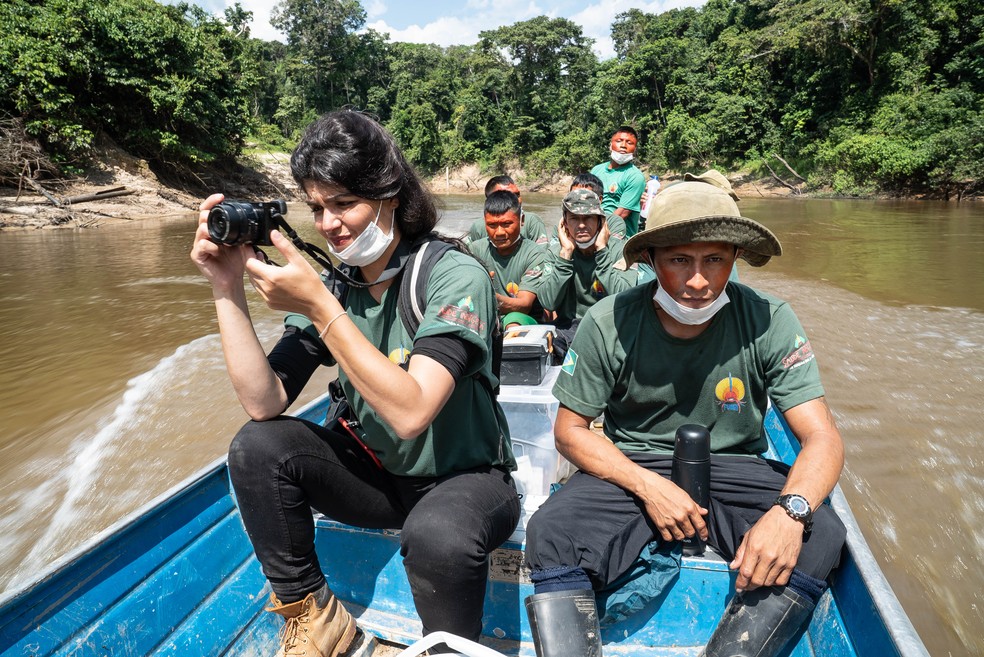 Danielle Zampollo faz imagens durante viagem de barco — Foto: Maycon Mota