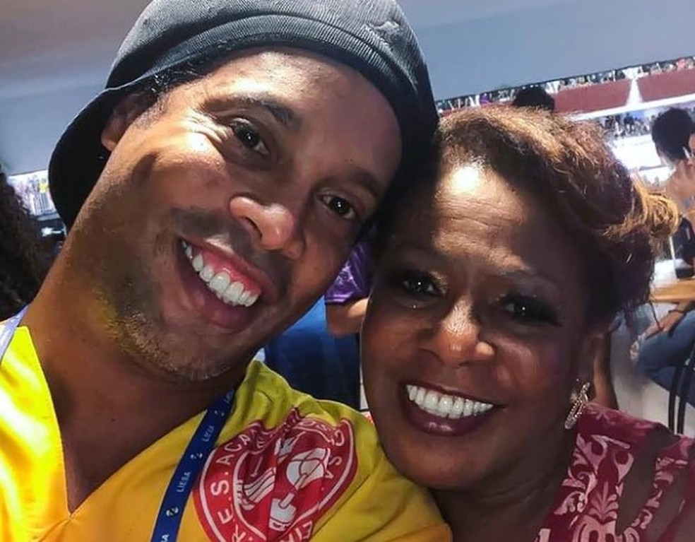 Ronaldinho e a mãe Miguelina. Foto foi postada pelo ex-jogador em março de 2019 — Foto: Reprodução/redes sociais