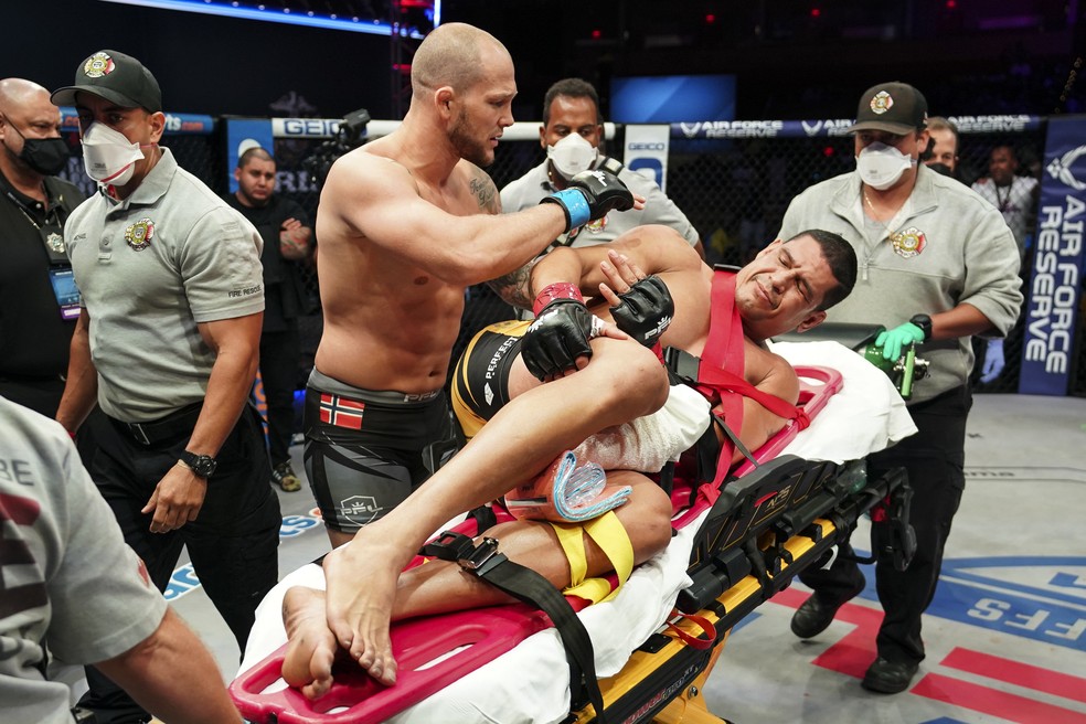 Marthin Hamlet consola Cezar Mutante, que deixa o cage de maca — Foto: Divulgação/PFL