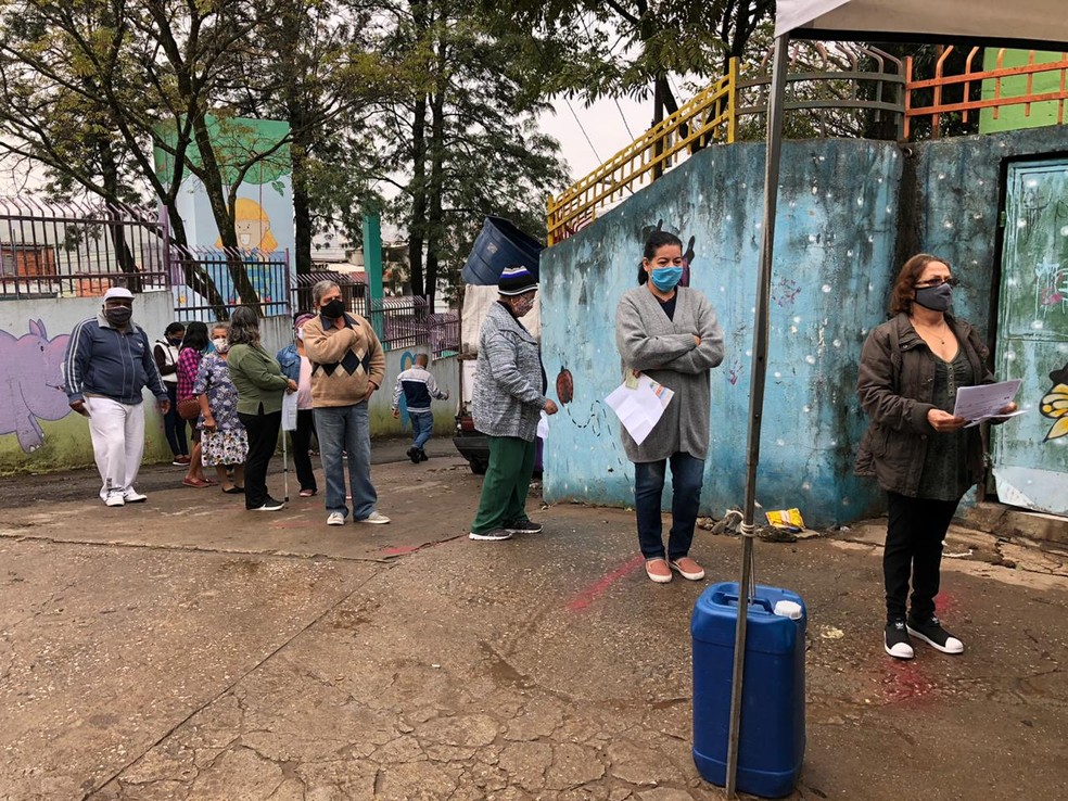 Fila para teste de Covid-19 em posto da Brasilândia, Zona Norte de SP — Foto: Paula Paiva Paulo/G1