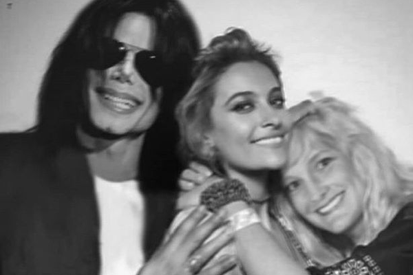 A montagem na qual Paris Jackson aparece abraçada pelos pais, o músico Michael Jackson (1958-2009) e a enfermeira Debbie Rowe (Foto: Twitter)