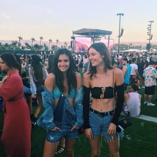 As modelos Sara Sampaio e Sadie Newman durante o primeiro dia de festival. (foto: Reprodução/Instagram)