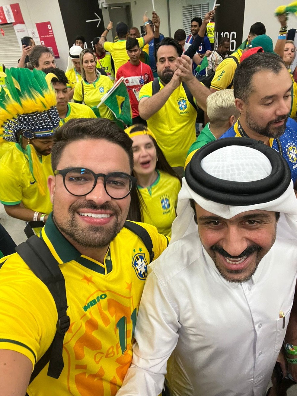 Vitor Nuto faz a festa com outros brasileiros no Catar — Foto: Arquivo pessoal