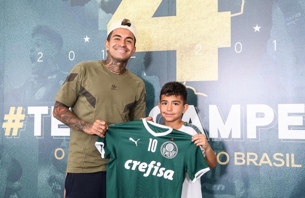 Aos 10 anos, filho de Dudu assina primeiro contrato com o Palmeiras