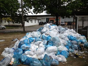 Montante de lixo está exposto próximo a área de circulação. (Foto: Internauta/Arquivopessoal)