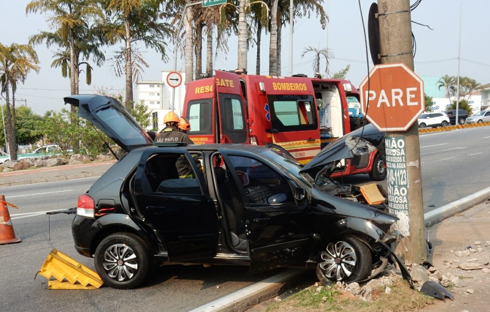 Motorista bate carro em poste em avenida de Sorocaba — Foto: Júlio Leite/Arquivo Pessoal