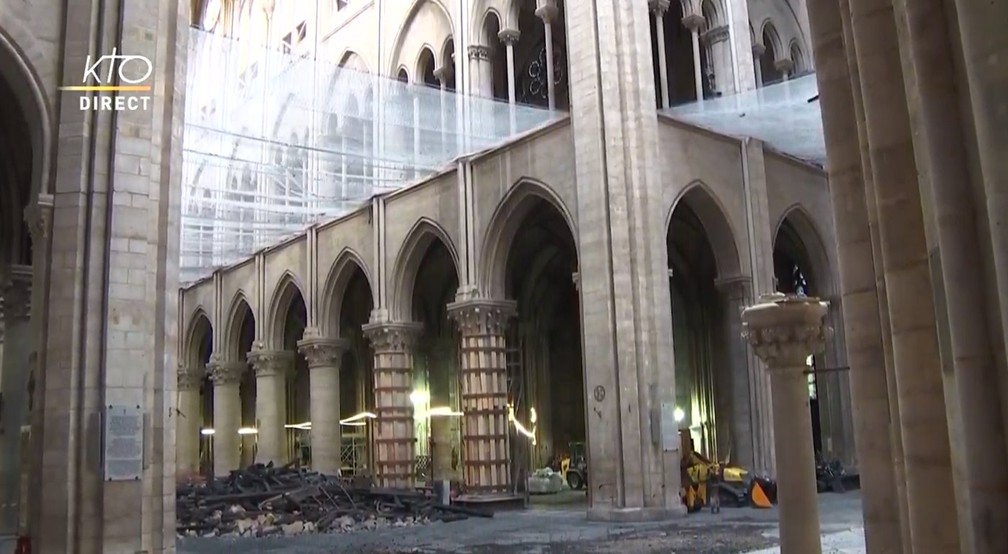 No início da missa, a transmissão da KTOTV mostrou uma pilha de escombros do incêndio dentro da Catedral de Notre-Dame — Foto: Reprodução/KTOTV