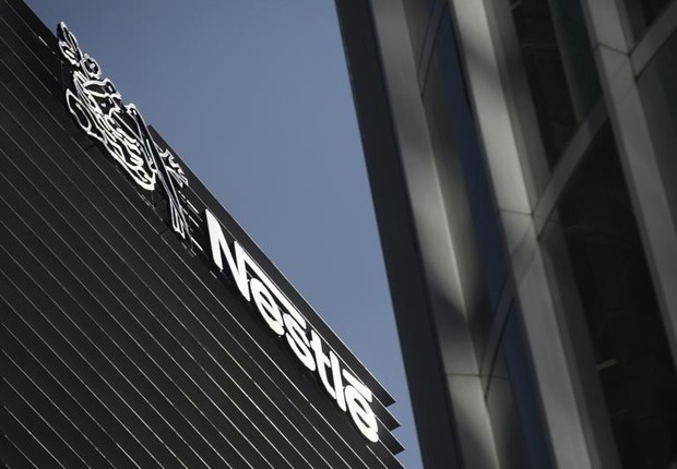 O logo da Nestlé é visto no alto do edifício sede da empresa na Cidade do México (Foto: Edgard Garrido/Reuters)