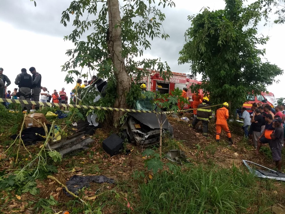 Carro bateu em uma árvore às margens da rodovia, em Alagoas — Foto: Divulgação/BPRv