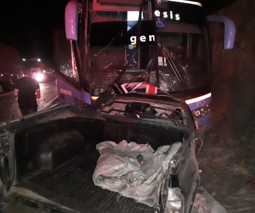 Acidente entre ônibus e caminhonete deixa um morto em Itapajé. — Foto: Reprodução