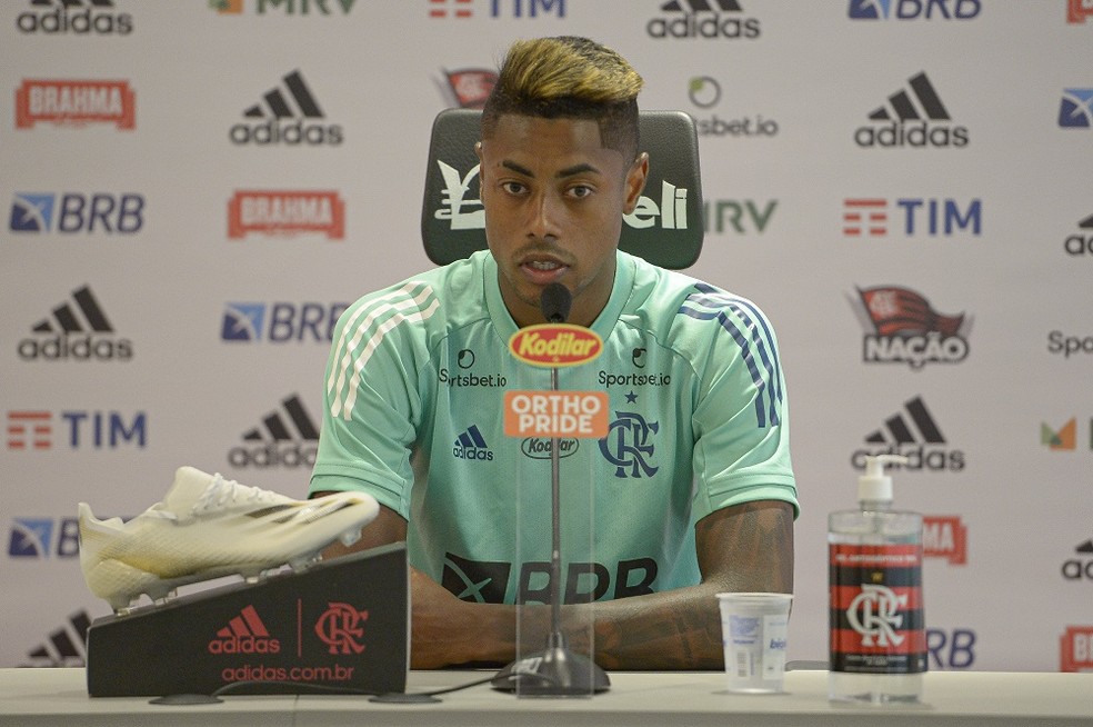 Bruno Henrique durante entrevista no Ninho. Atacante diz que time sente muito a falta da torcida — Foto: Alexandre Vidal/Flamengo