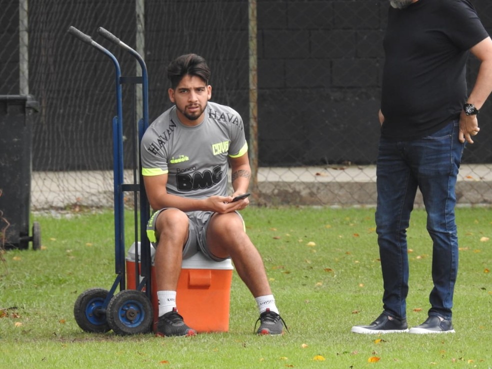 Benítez realizou exercícios físicos no treino de quarta no Vasco — Foto: Hector Werlang