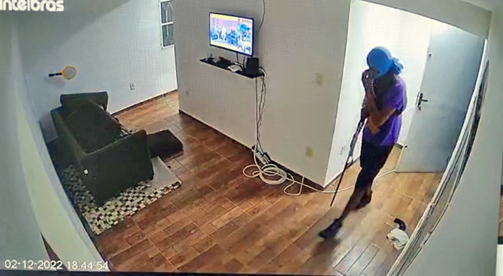 Ladrão com espingarda em sítio de Paracambi — Foto: Reprodução/TV Globo