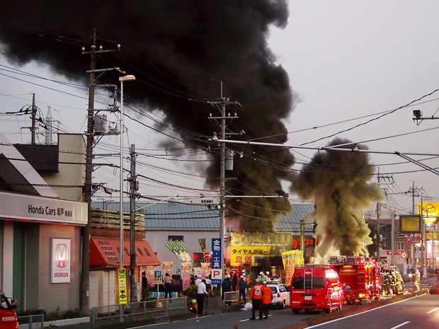 Bombeiros combatem incêndio em uma subestação de energia elétrica, perto de Tóquio, no Japão, nesta quarta-feira (12) (Foto: Kyodo News via AP)