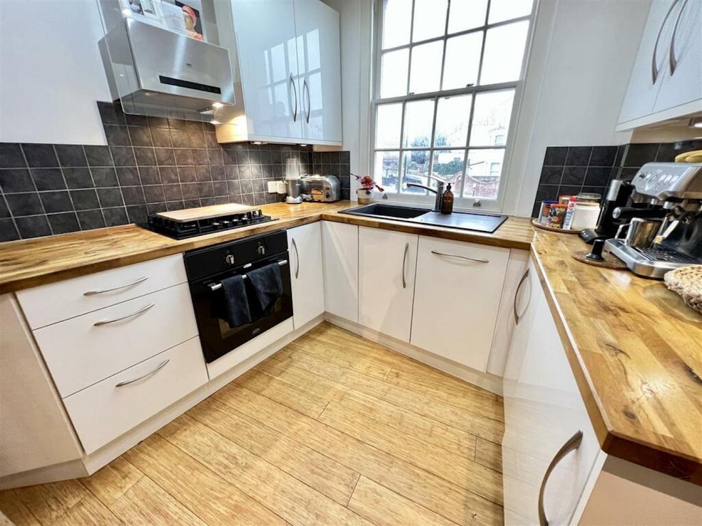 O canto estreito da cozinha foi bem aproveitado com armários novos  — Foto: Rightmove / Reprodução