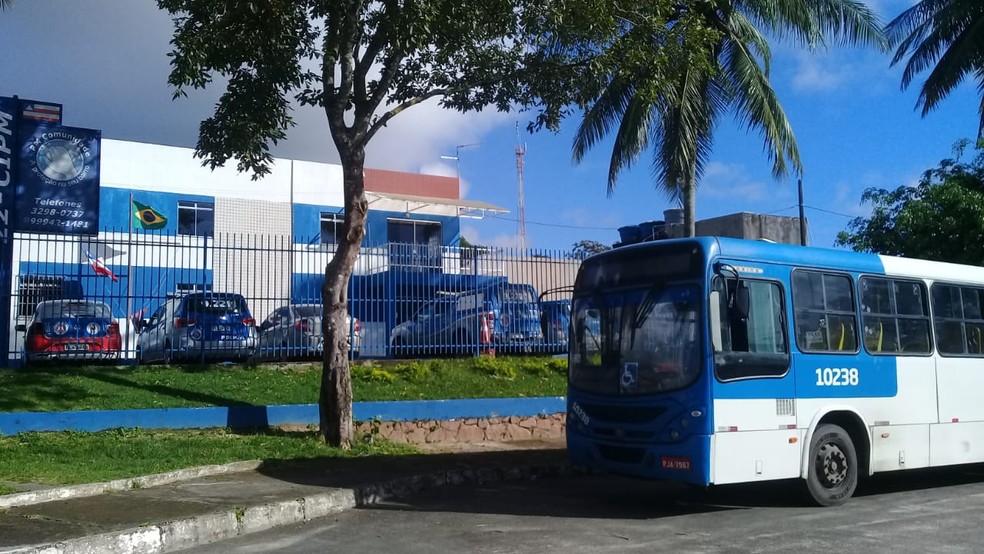 Caso ocorreu na Estação Mussurunga. Após roubar o ônibus, suspeito seguiu dirigindo sentido CIA/Aeroporto, onde foi interceptado. — Foto: Cid Vaz / TV Bahia