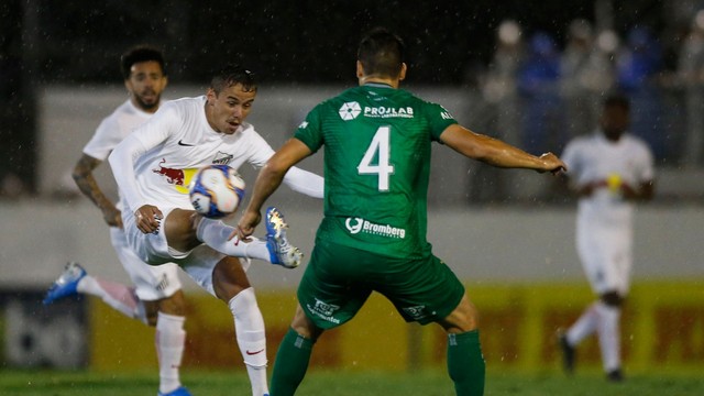 Wesley sofreu o pênalti que garantiu o segundo gol