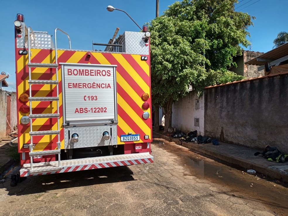 Bombeiros foram acionados para combater o fogo em um imóvel de Avaré — Foto: Corpo de Bombeiros/Divulgação