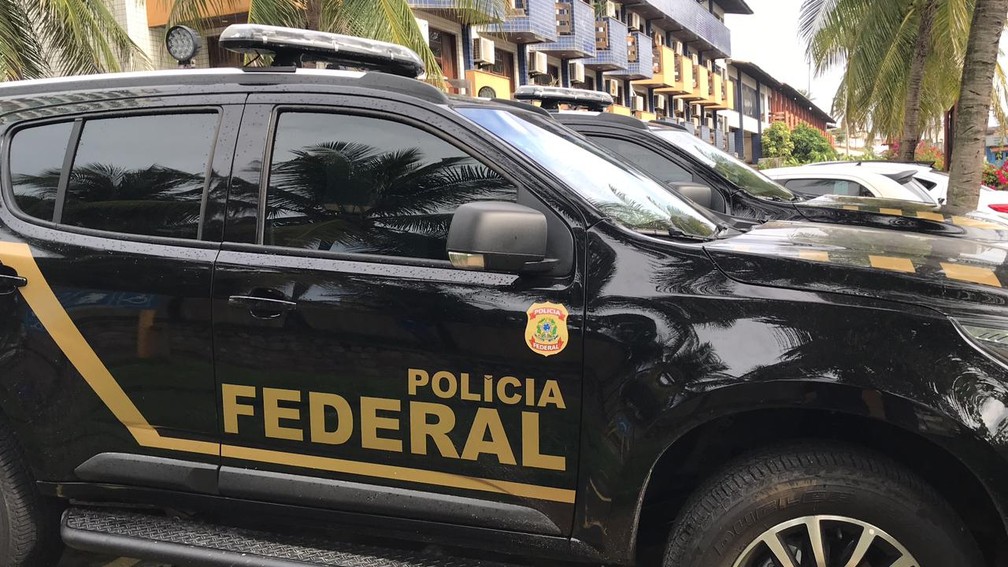 Viatura da Polícia Federal em frente à Secretaria Municipal de Saúde de Natal, na manhã desta quinta (1º) — Foto: Kleber Teixeira/Inter TV Cabugi