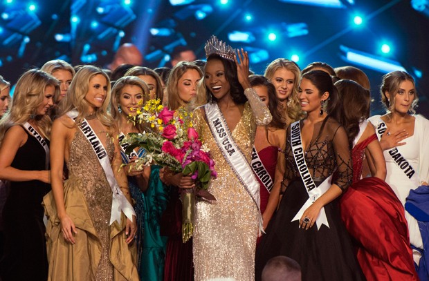 Deshauna Barber foi coroada Miss EUA 2016 em concurso no domingo em Las Vegas. (Foto: Jason Ogulnik/Las Vegas Review-Journal/AP)