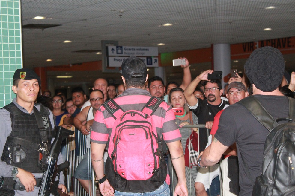 Torcedor do Flamengo deu de cara com multidão do Vasco no desembarque em Manaus — Foto: Gabriel Mansur