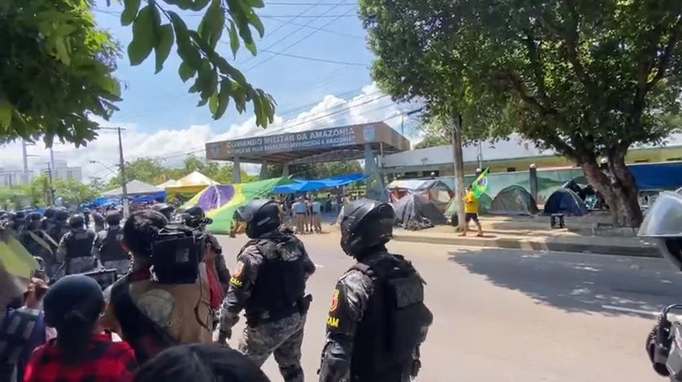 PMs chegam a quartel em Manaus ap&oacute;s ordem para retirar bolsonaristas  acampados | Amazonas | G1