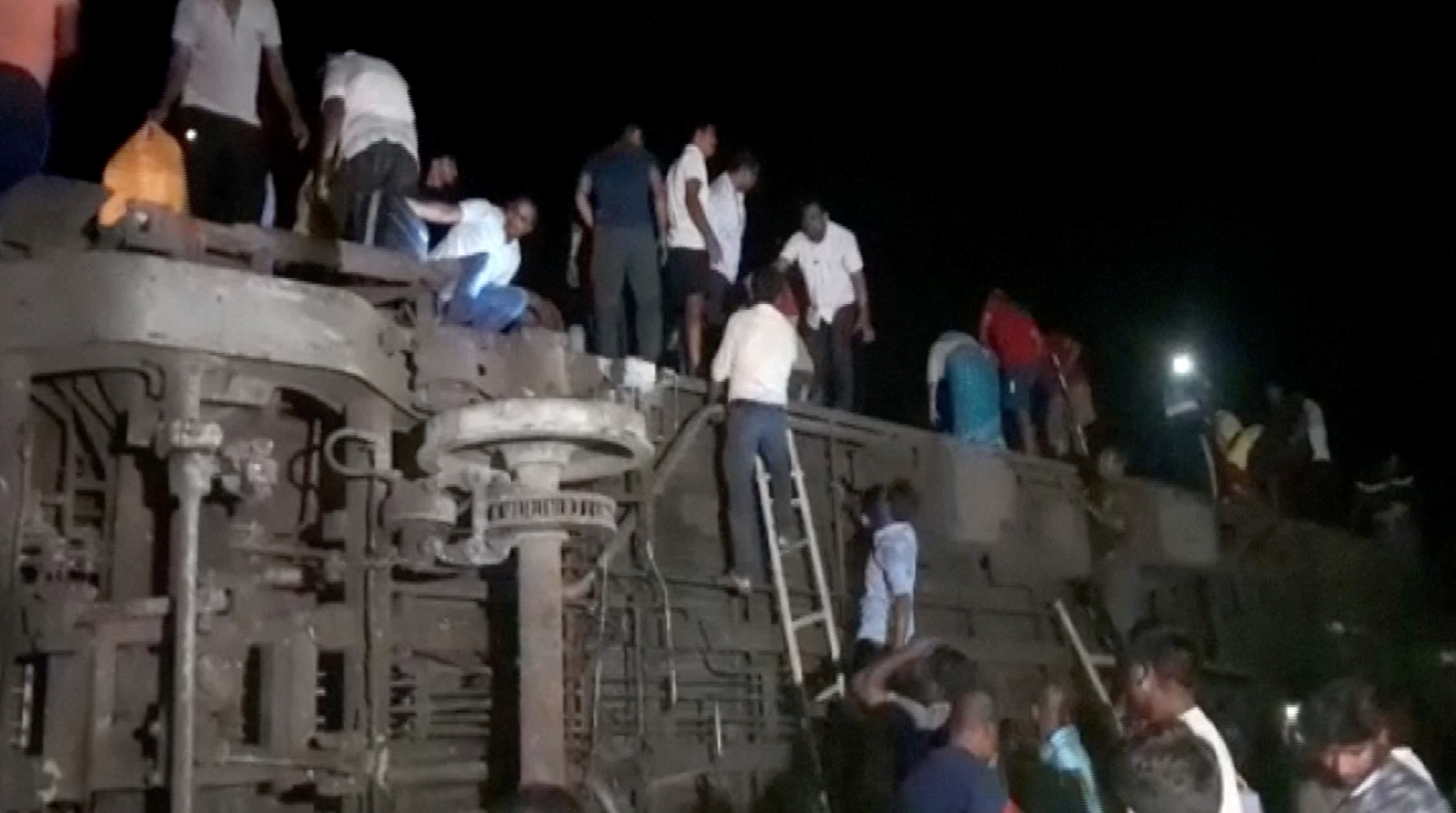Trem descarrila na Índia e deixa 233 mortos