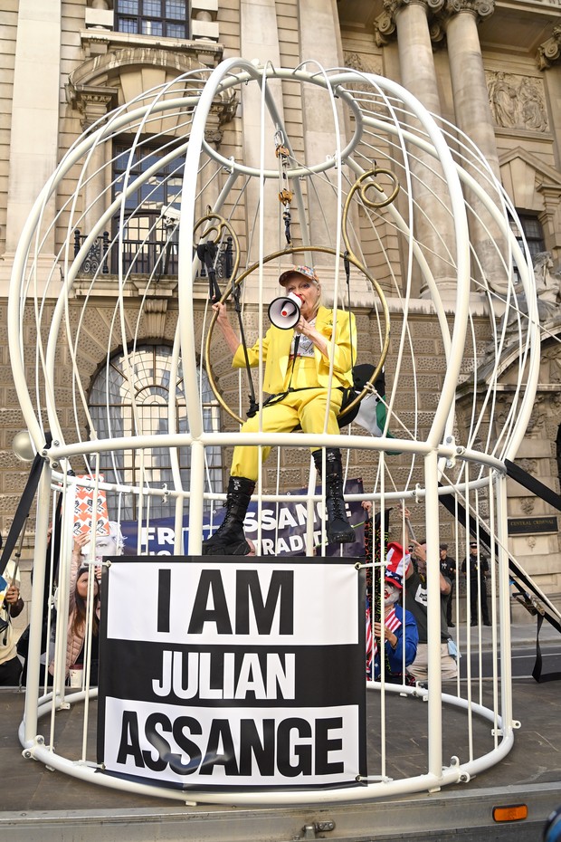 LONDON, ENGLAND - JULY 21: Dame Vivienne Westwood sits inside a giant bird cage in protest for Julian Assange at the Old Bailey on July 21, 2020 in London, England. Dame Vivienne Westwood, re-entering public life for the first time after having been shiel (Foto: WireImage)