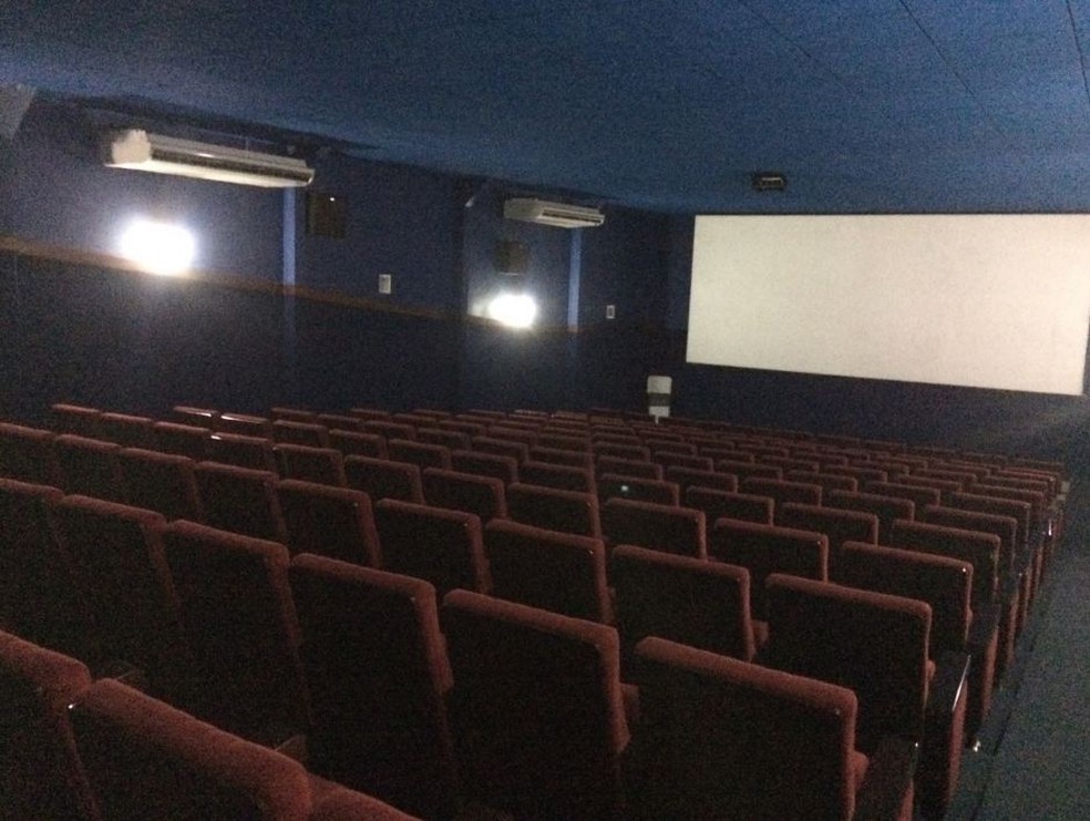 Em Cruzeiro do Sul, segunda maior cidade do estado, há apenas uma sala de cinema que funcional em uma galeria no Centro da Cidade  (Foto: Adelcimar Carvalho/G1 )