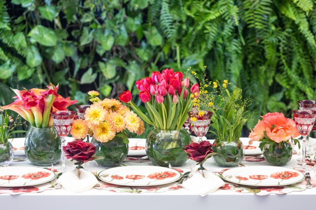 Aprenda a montar uma mesa para almoço com tema floral (Foto: Douglas Daniel)