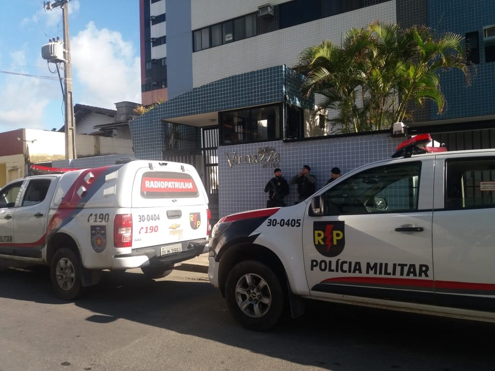 Ação contou com a participação da PM; foram cumpridos mandados em empresas em Maceió e no interior (Foto: Heliana Gonçalves/TV Gazeta)