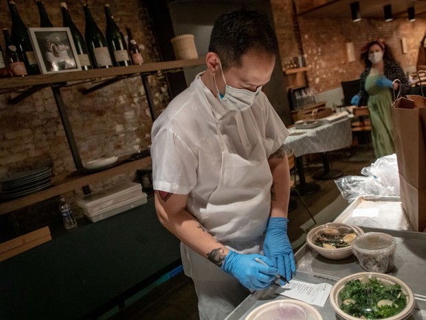 NEW YORK, NY - APRIL 24: Head chef and owner Jeremiah Stone prepares take-out orders at Contra on April 24, 2020 in the Lower East Side neighborhood of New York City. Contra, a one star restaurant in the Michelin Guide, is serving food as a take-out and d (Foto: Getty Images)