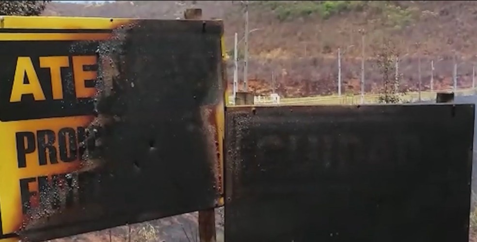 Placas destruídas por incêndio em Guanambi — Foto: TV Sudoeste