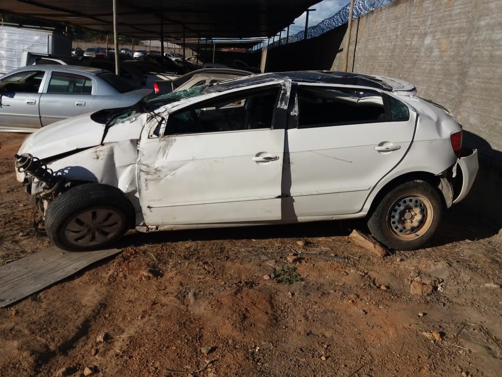 Carro capotou durante a fuga do suspeito (Foto: Divulgação/Polícia Civil)