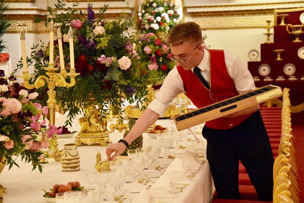 Preparação para o banquete de Estado oferecido nesta segunda-feira (3) ao presidente americano, Donald Trump, no Palácio de Buckingham, em Londres. — Foto: Twitter/Família real britânica