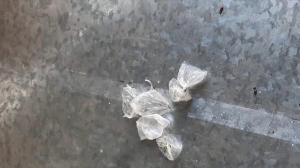 Militares encontraram sacolas rasgadas, que seria de embalagens de drogas recebidas e usadas pelos detentos no sótão do hospital do ES. — Foto: Reprodução/TV Gazeta