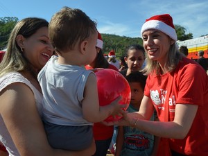 Crianças trocam tickets por brinquedos (Foto: Prefeitura de Siderópolis/Divulgação)