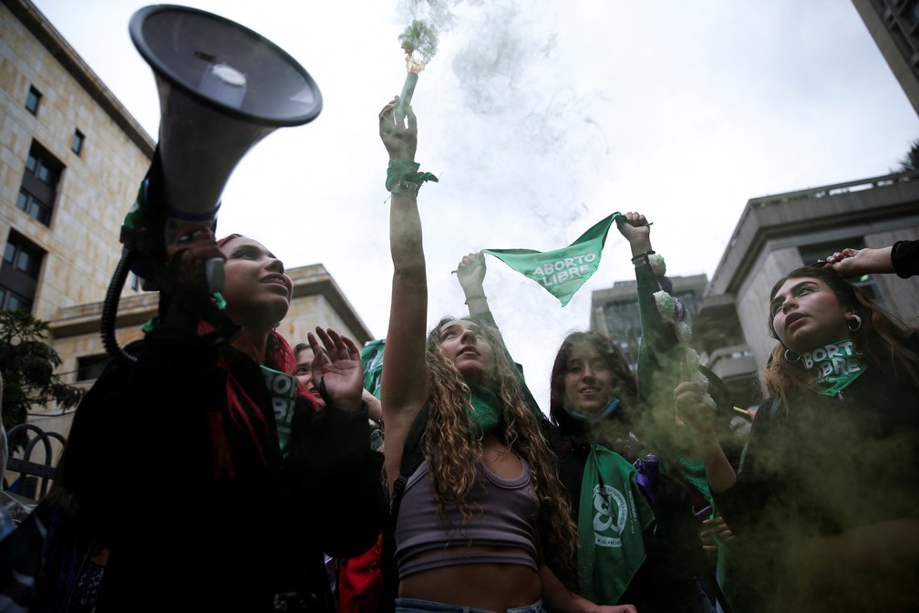 Mulheres a favor do direito ao aborto comemoram decisão de tribunal em Bogotá — Foto: Luisa Gonzalez/Reuters