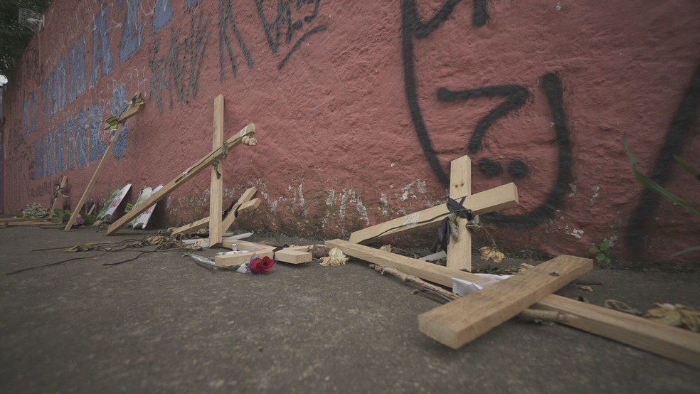 Altar montado pelos alunos com cruzes, flores e mensagens em frente escola que sofreu ataque na Zona Oeste de SP  Foto: Reproduo/TV Globo