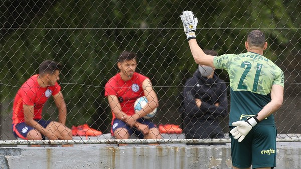 Desfalque de última hora no Palmeiras, Luan faz tratamento em dia de treino na Argentina