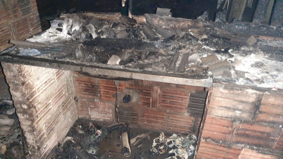 Incêndio começou na cozinha da casa no interior do Acre — Foto: Bombeiros 