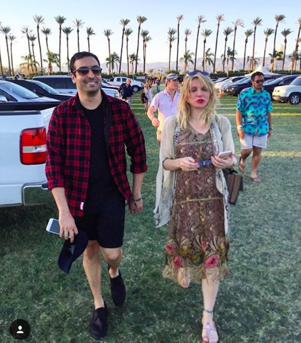 A cantora Courtney Love acompanhada de seu namorado na chegada ao festival de Coachella (Foto: Instagram)