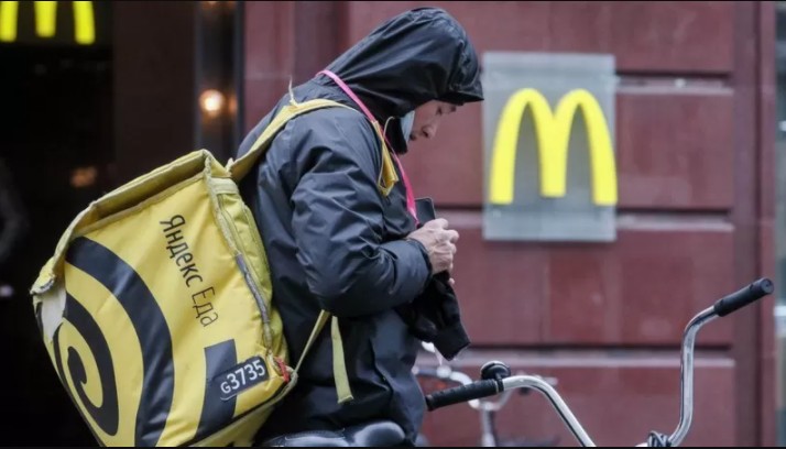 McDonald's foi uma das multinacionais que suspenderam as atividades na Rússia após sanções (Foto: Getty Images via BBC)