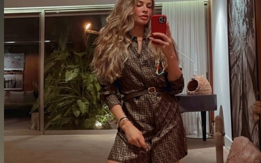 Grazi Massafera faz charme em espelho usando vestido de R$ 13,4 mil