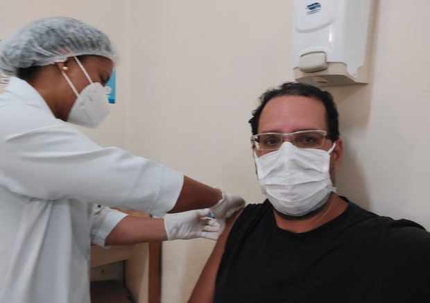 Um dos primeiros de Pernambuco a tomar vacina contra a Covid-19, o fisioterapeuta recifense Guilherme de Albuquerque, de 43 anos, está há 10 meses atuando na linha de frente (Foto: Divulgação)