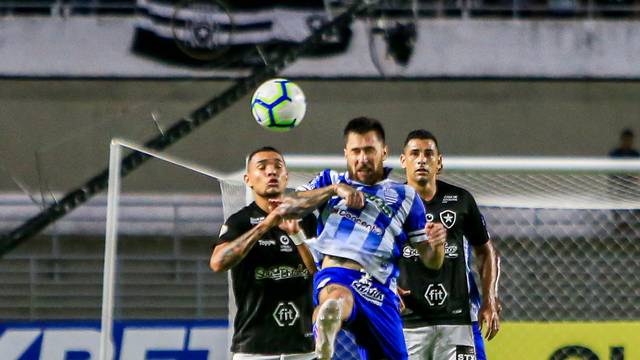 Diego Souza observa disputa entre Luiz Fernando e Jonatan Gomez